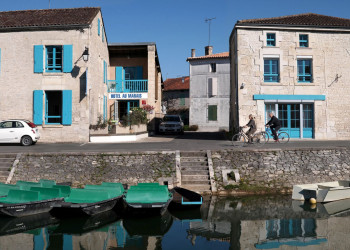 Hôtel au Marais à Coulon : au cœur de la Venise Verte, le long du canal.